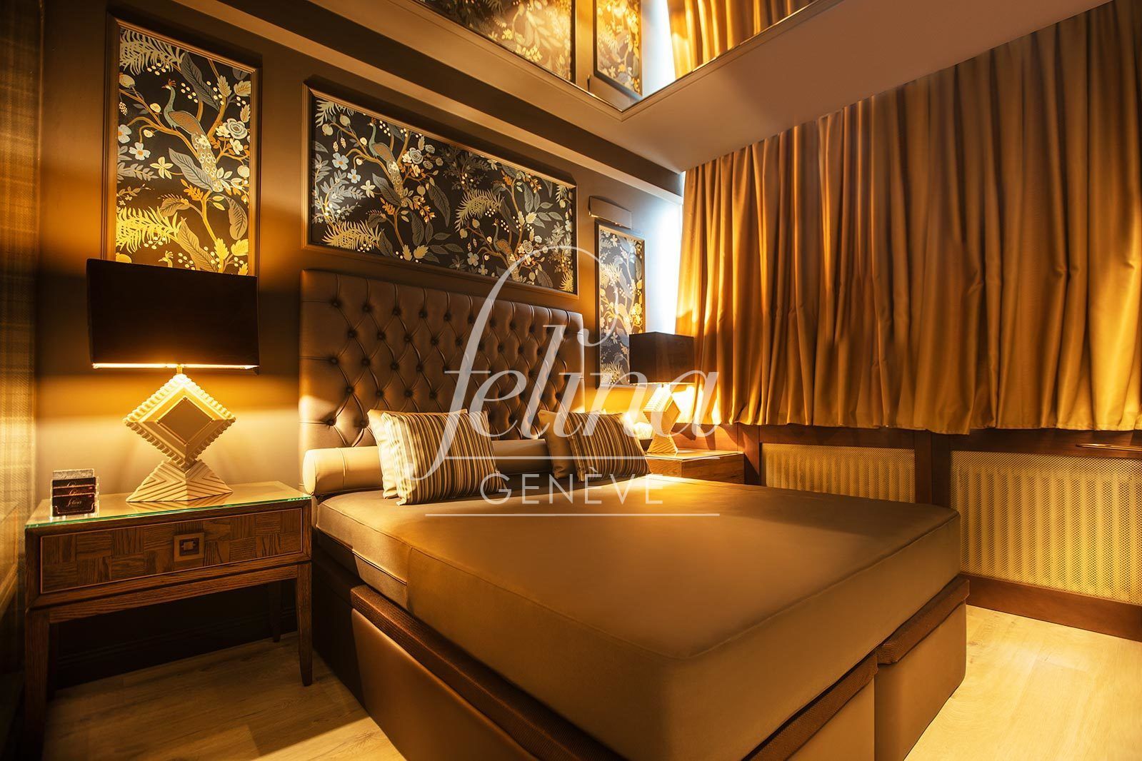 Chambre plaisir de luxe avec douche et lit king size à Felina Genève