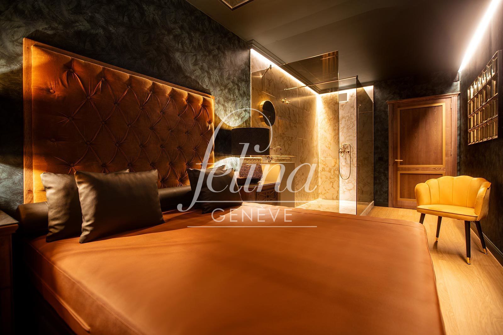 Chambre Lust de luxe avec douche et lit king size à Felina Genève