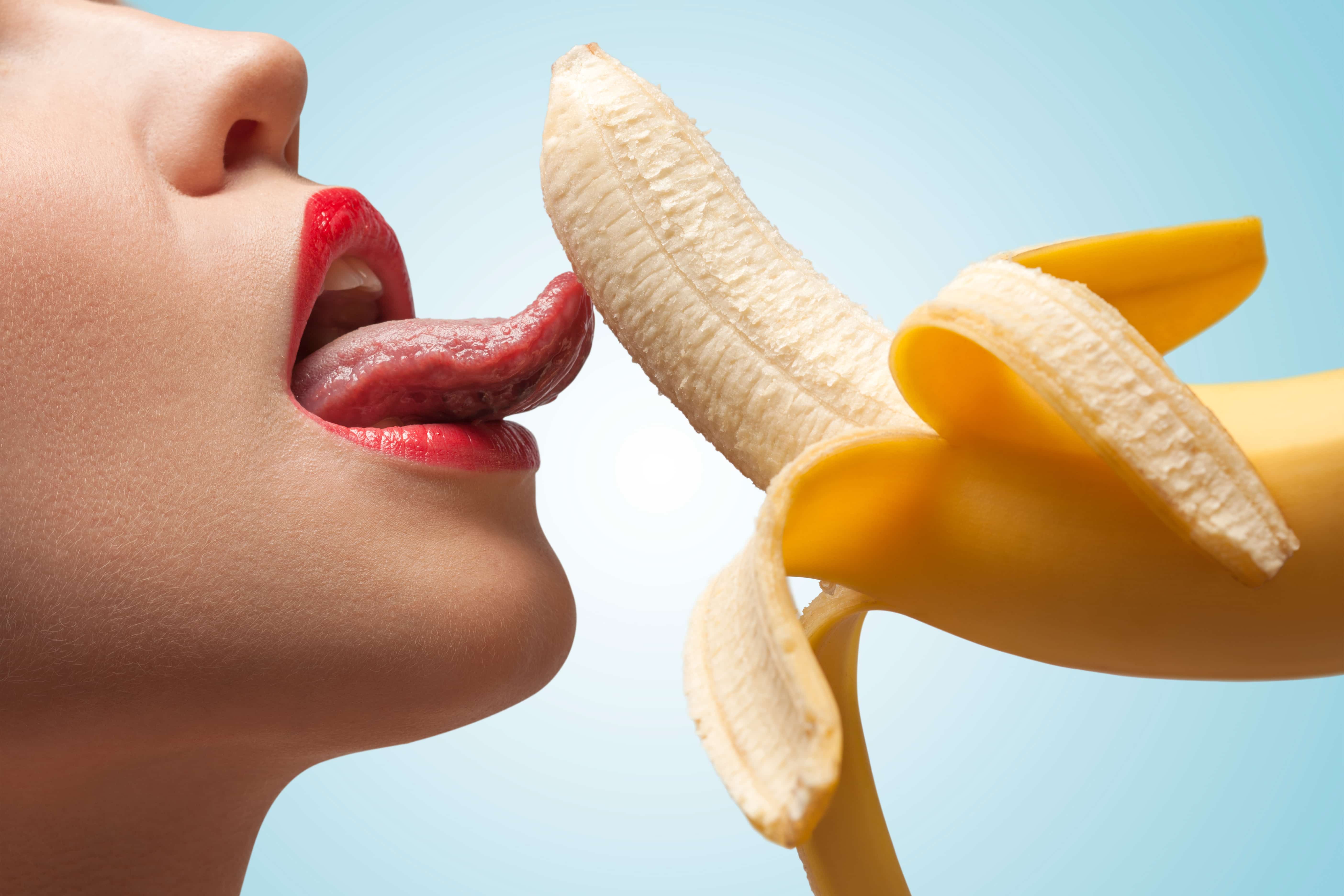 Femme qui lèche une banane avec sa langue | Felina Genève